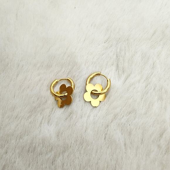 NEW Elegant Gold Clover Flower Huggie Hoop Earrings - Picture 6 of 12